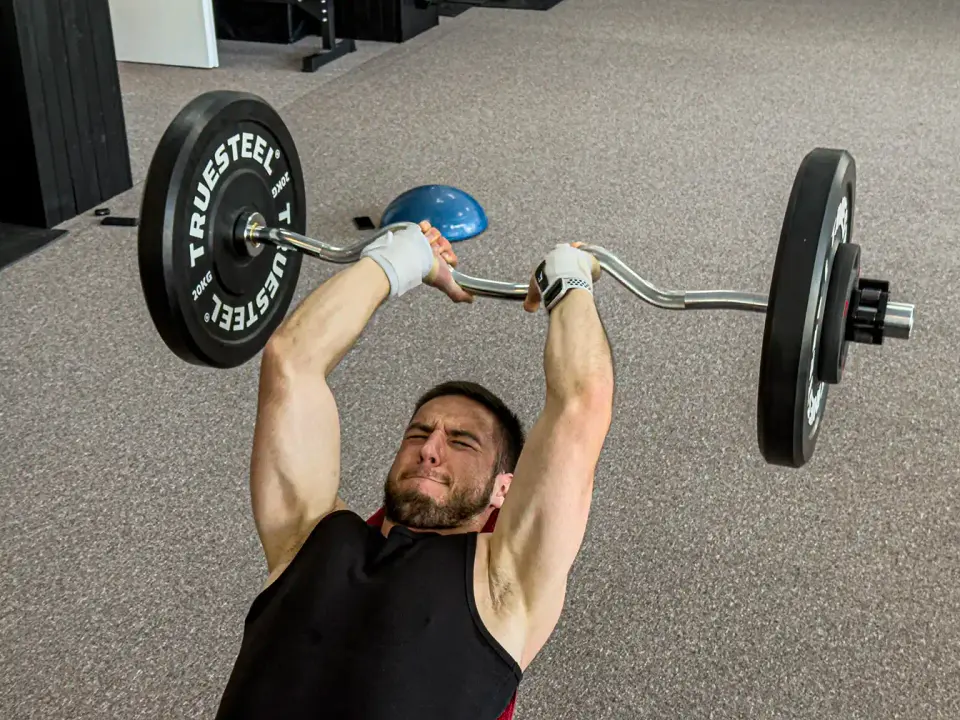 Tlak na lavičke s veľkou osou v Bodyfit Clube